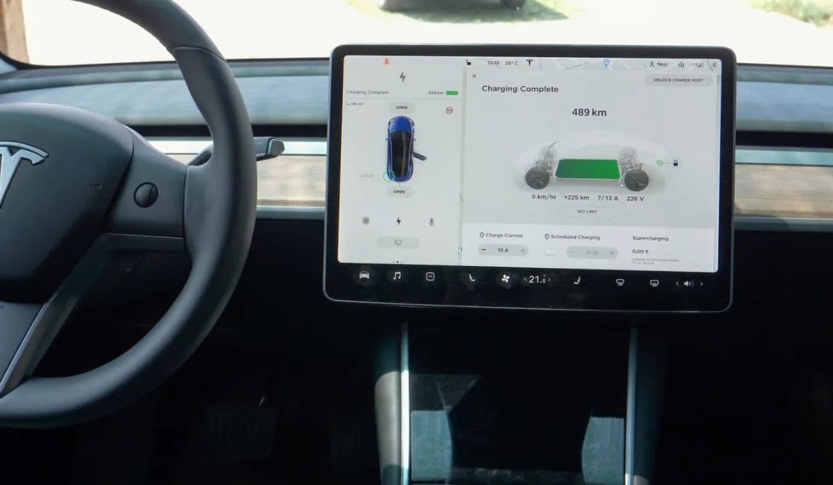 How to fix yellow border on touchscreen (Tesla 2024–2025 models)