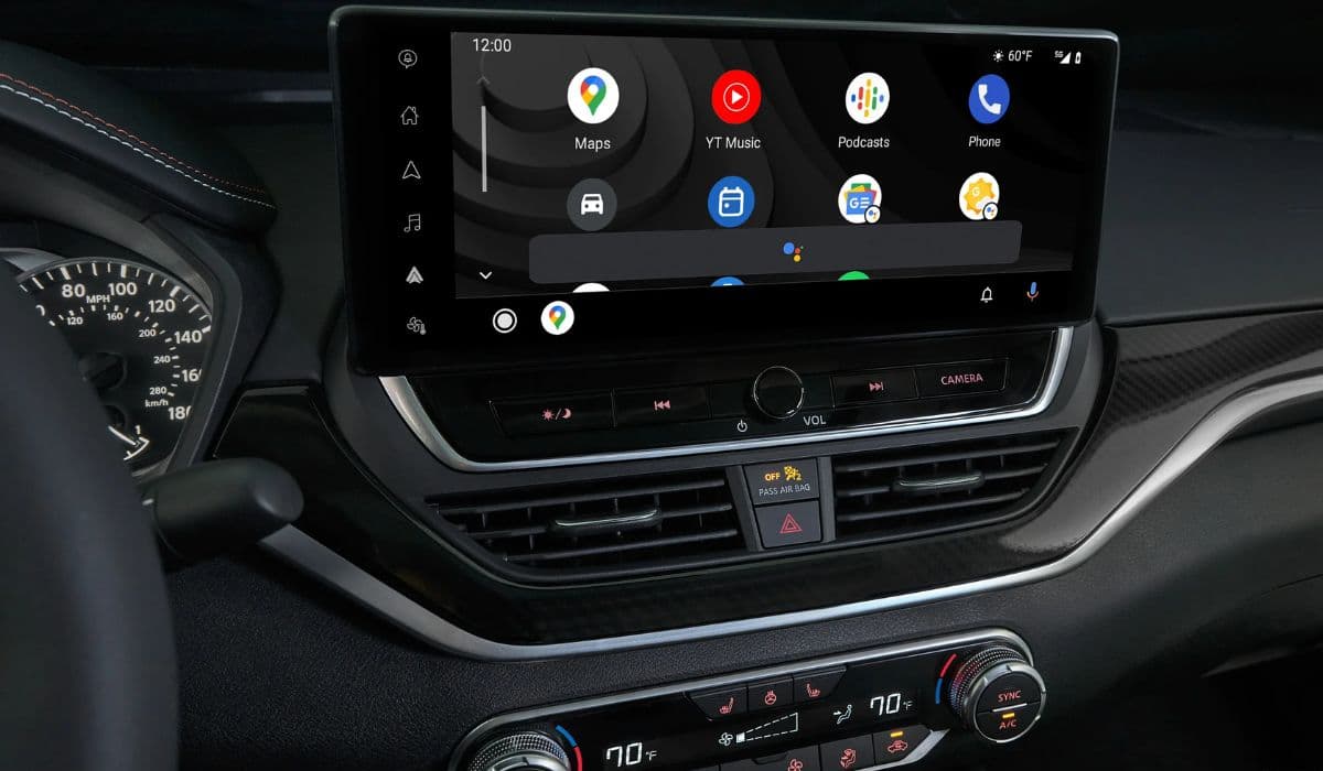 Nissan Altima infotainment system glitches and freezing